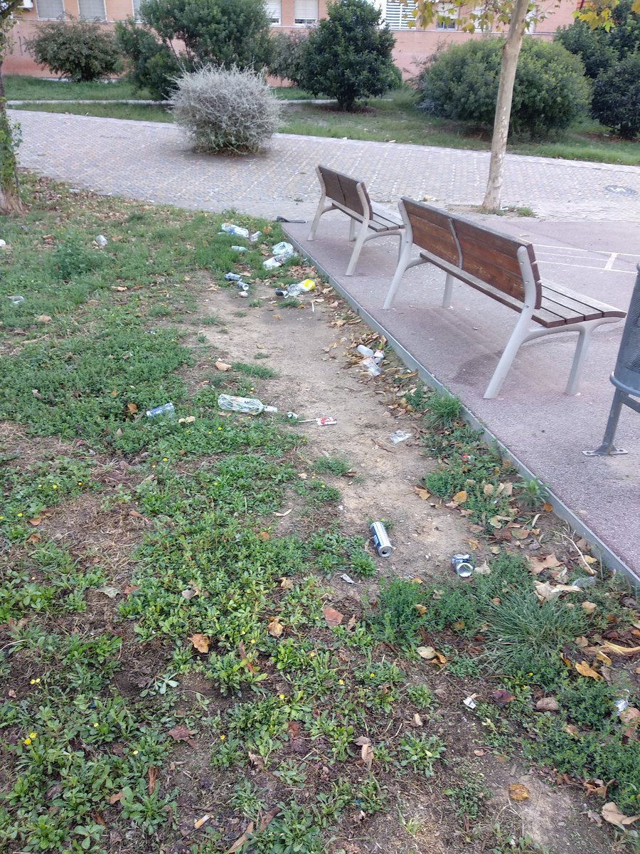 Esto es lo que nos encontramos cada fin de semana en los parques de can llong <a href="/Aj_Sabadell/">Ajuntament Sabadell</a> .De vez en cuando estaría bien que <a href="/PoliciaSabadell/">Policia Sabadell</a> pasase a sancionar. Nosotros recogemos las 💩 de nuestros 🐕 pero no tenemos porque aguantar a estos 🐷 #incivismo #sabadell #canllong
