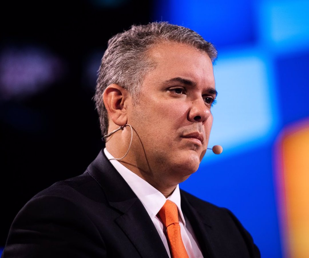 "Nunca, en la historia de gobiernos 
mediocres de este país, habíamos 
 visto a un mandatario tan superado por los hechos, tan desconectado de la realidad, tan empeñado 
en reclamar méritos ajenos, tan arrogante con los débiles y tan sumiso con los poderosos"
<a href="/DCoronell/">Daniel Coronell</a>