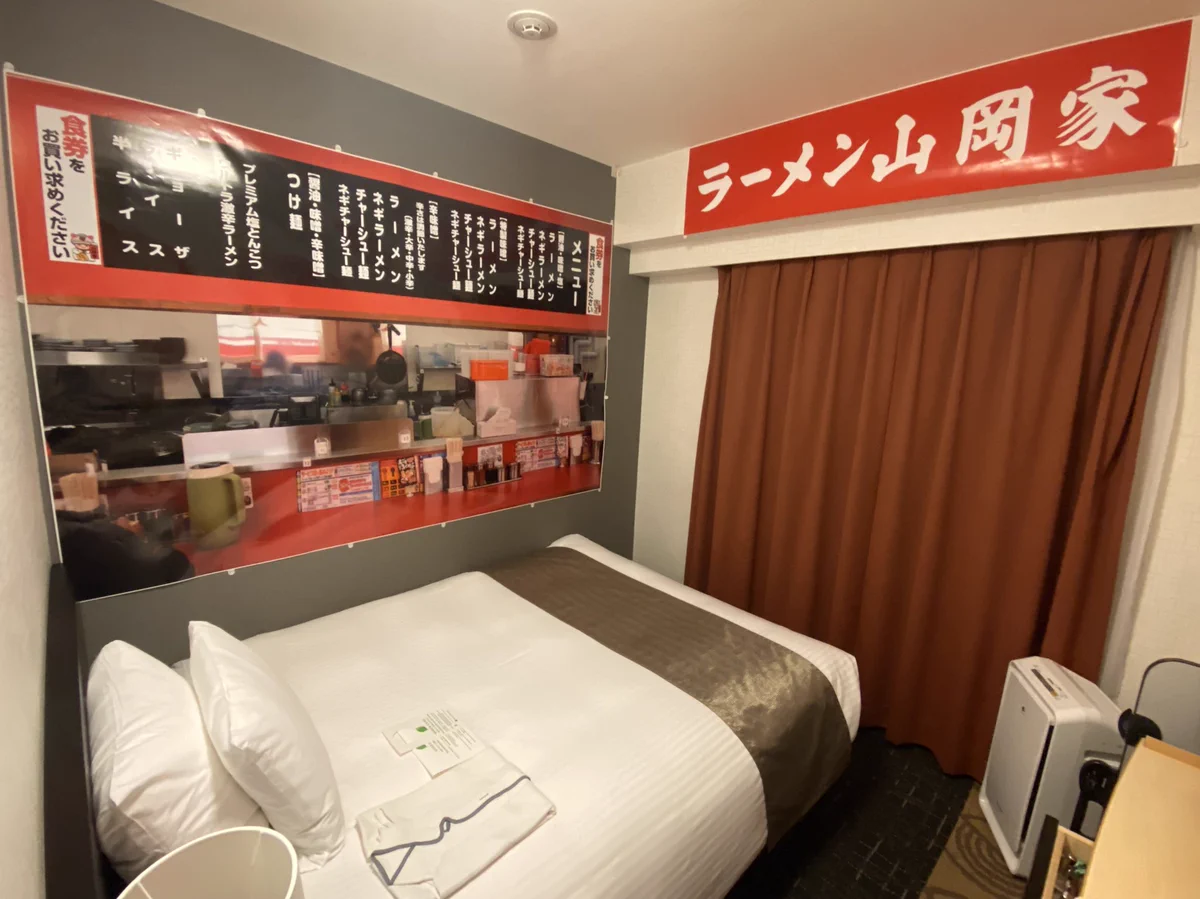 落ち着かないwwwラーメン山岡家を再現したホテルの客室