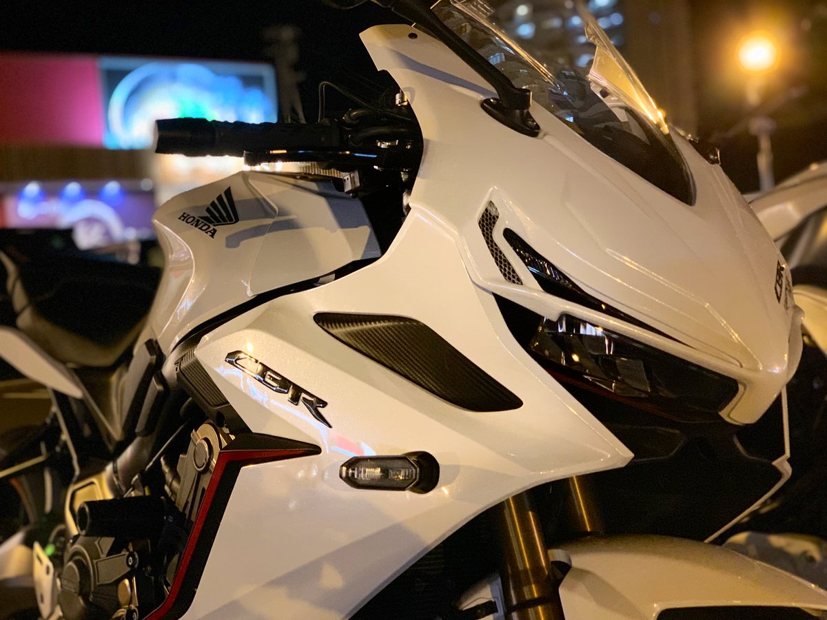 シビハード Cbr650r とりあえずフロントマスク装着 サイドの赤は剥がしてリムステッカーを変更せんとなぁ Cbr650r