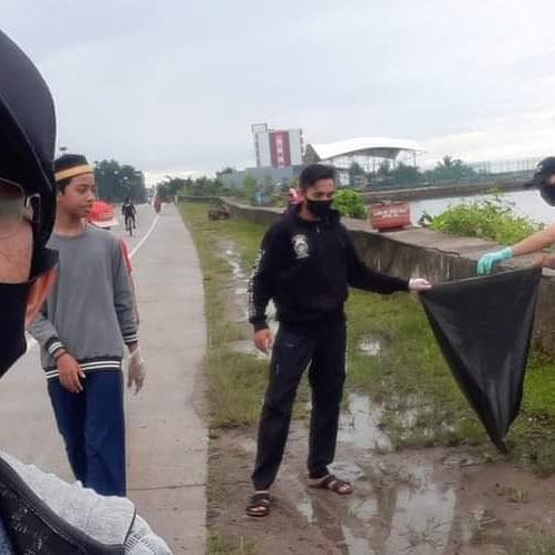Buah Hati Islamic School Mamuju dan beberapa gabungan ormas seperti Yakesma dll. mencoba memulai juga gerakan peduli lingkungan seperti aksi memungut sampah yg berserakan di sepanjang pantai mamuju di hari minggu, semoga kedpan gelombang gerakan ini lebih bnyak &amp; lebih massif lgi