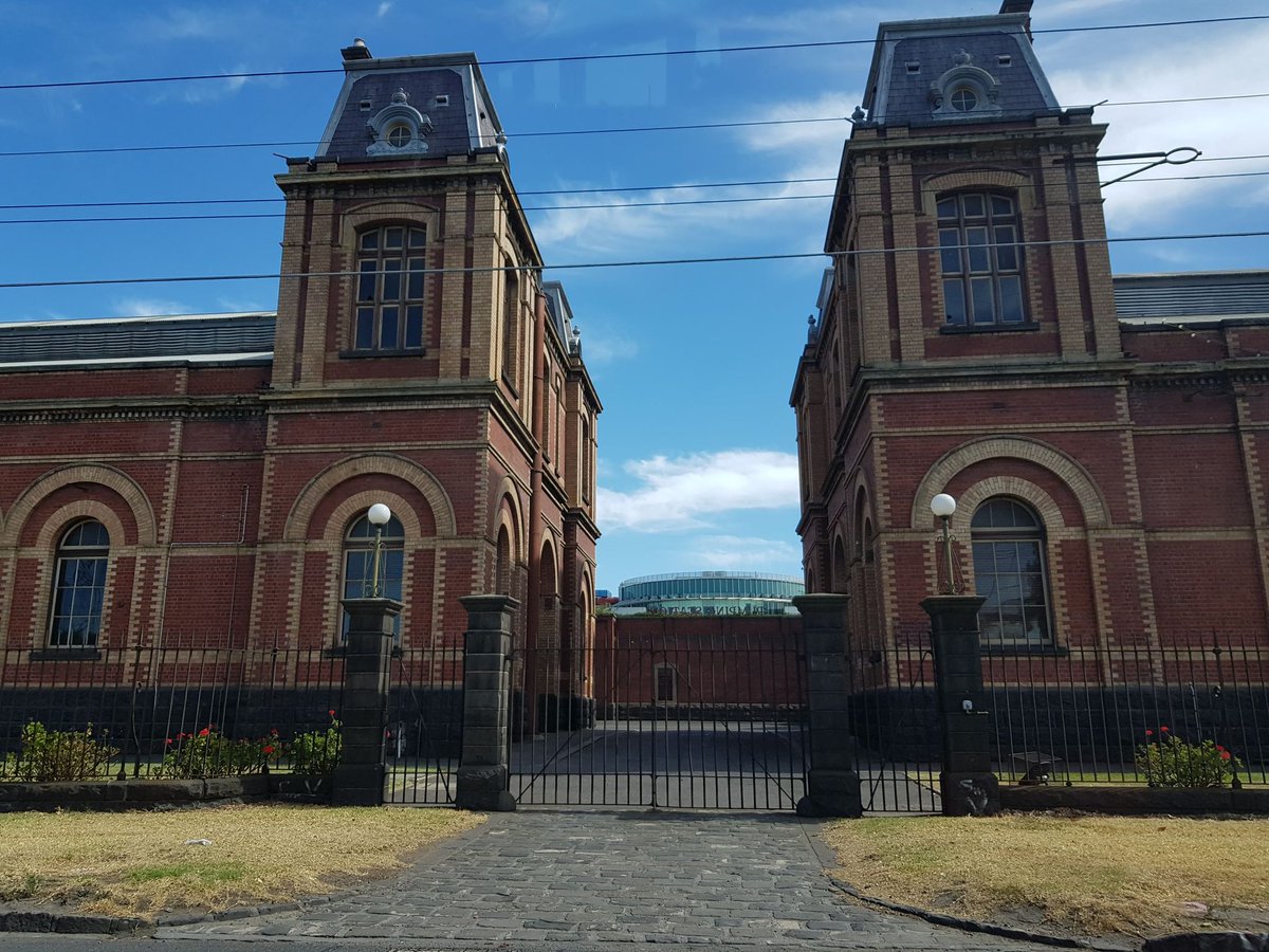 ark_to69's tweet photo. オーストラリアに住む友達が毎朝出勤中に横を通るんで写真を撮ってくれた😄
わかる人ならわかる例の場所。
#MADMAX
#マッドマックス
#V8interceptor #HallsOfJustice https://t.co/Ef6EJ8rFtt