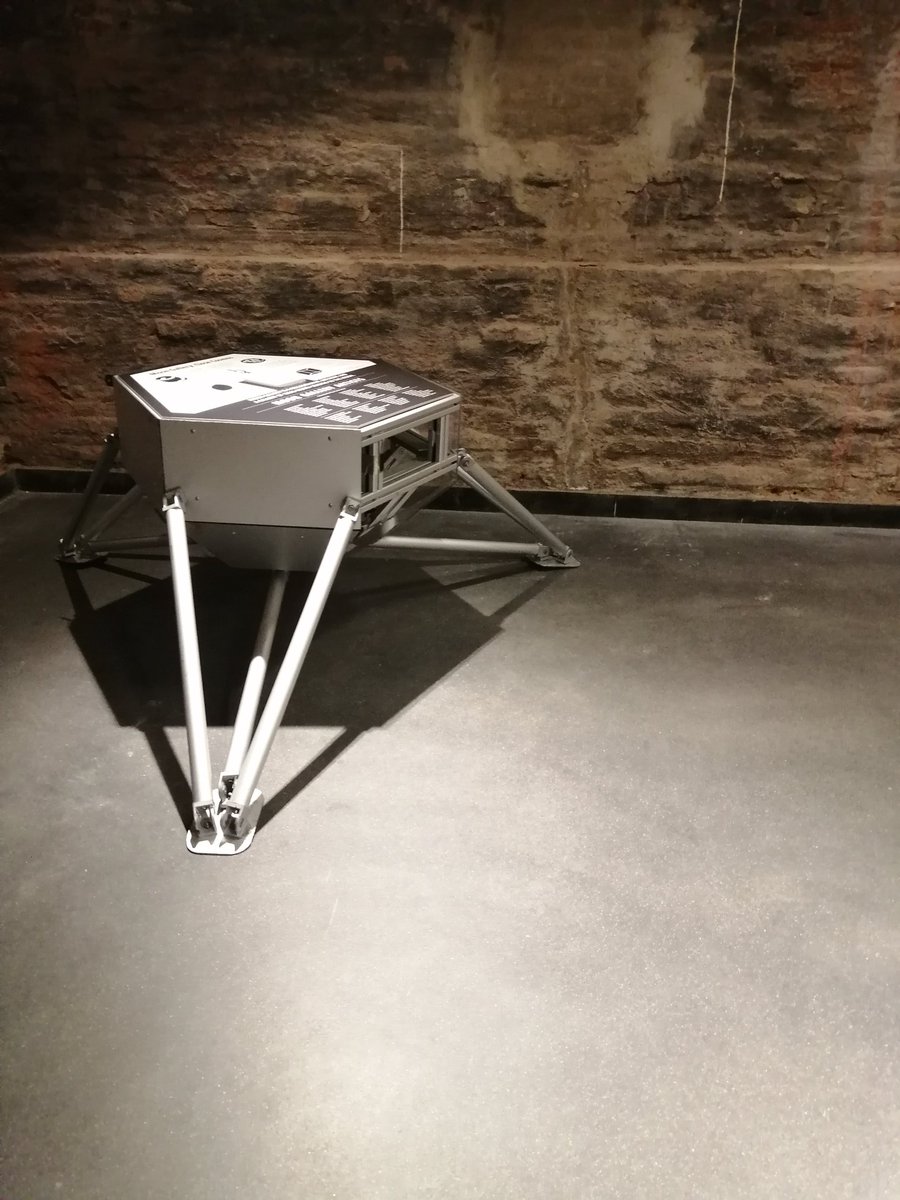 JWPreusterink's tweet image. #Moongallery &quot;CLOSE COSMOS&quot; has landed in Leiden! You can visit it freely. 
Today the observatory will open again for public at 14:00. 

#LEIDENObservatory #arselectronica2020 #science #Art #SpaceArt #Workshop #ESA #moon #spaceartists #moonlander #astronomy #spaceexploration