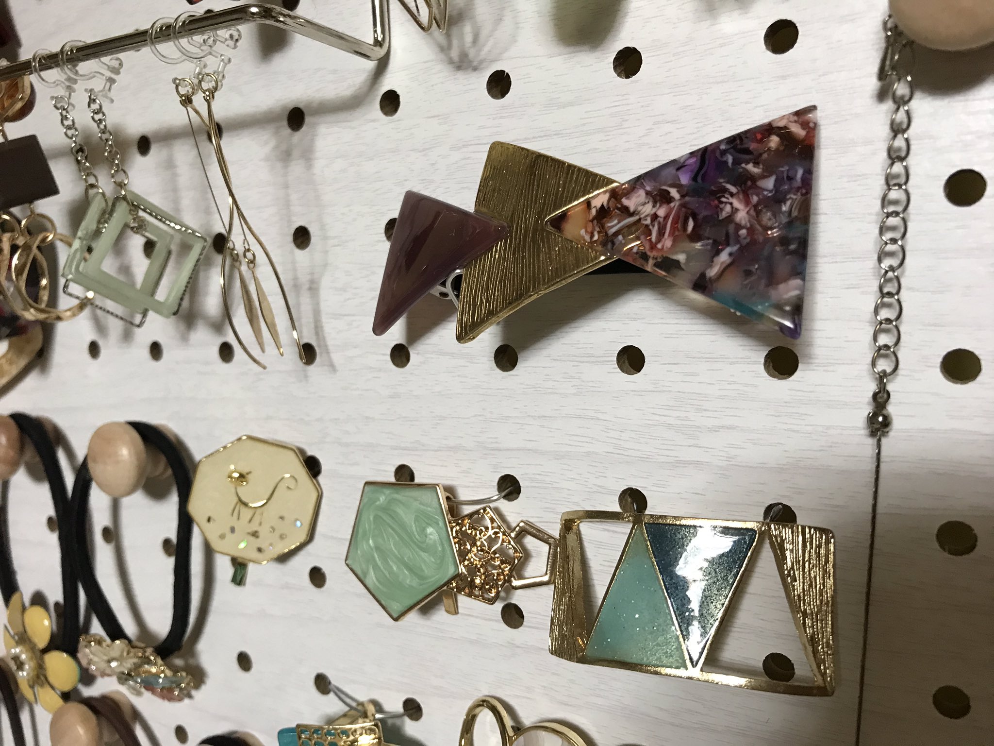 ほっち ダイソーのデザインボードが最高って話をしていいですか ボードとかフックとか台座まで揃ってるし 自分で好きな風にできる アクセサリー収納に最高 ポニーフックかけるところはこれまたダイソーのアルミワイヤー