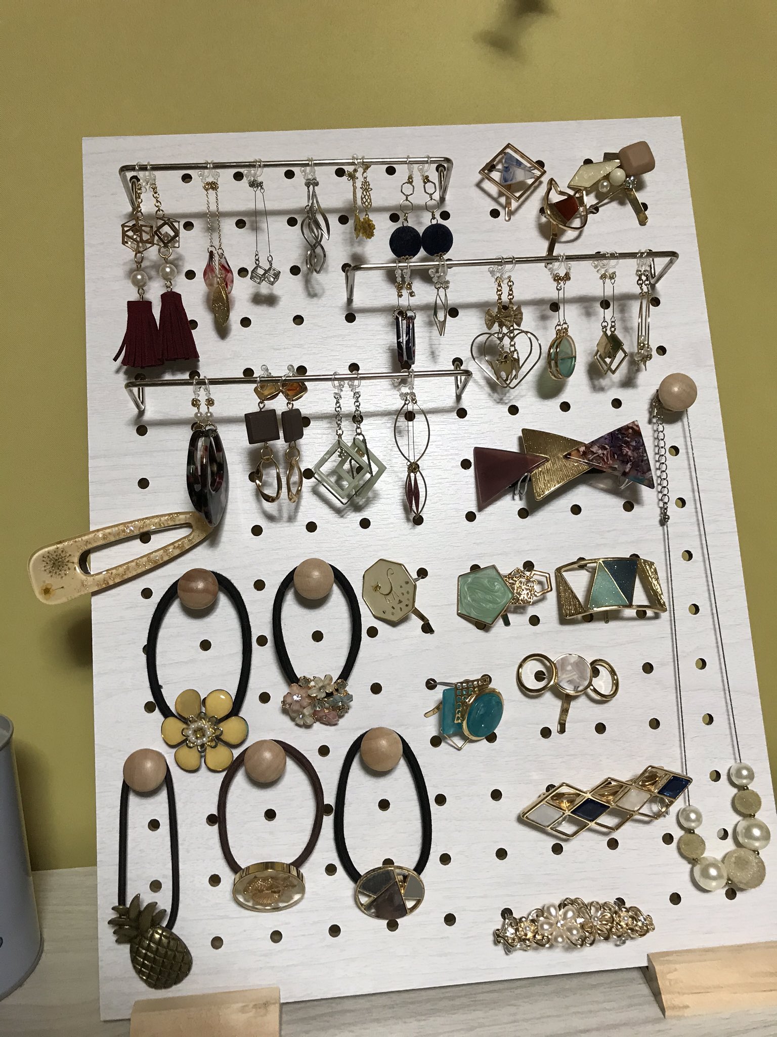 ほっち ダイソーのデザインボードが最高って話をしていいですか ボードとかフックとか台座まで揃ってるし 自分で好きな風にできる アクセサリー収納に最高 ポニーフックかけるところ