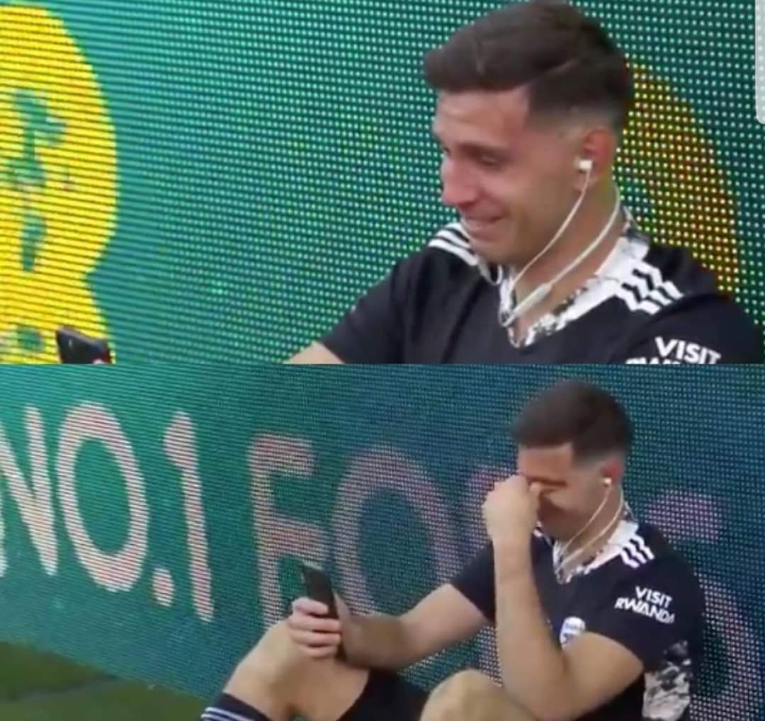 Emiliano Martinez at 17 left his family, to England to try help his 😍 ones Out of Poverty. Had to wait most a decade for a chance to Prove himself without Moaning or Complaing. Later Won 🎉 his first Maj Honour for Arsenal Last Season &amp;made Sure to face -time his fam 🔙 home ☺