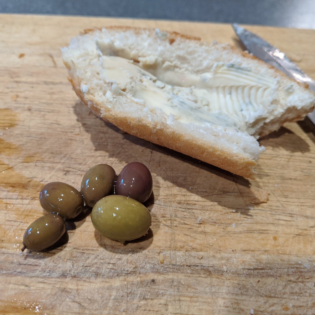 BBQLifeStyle_AU's tweet image. Gorgonzola cheese on crusty bread and homemade olives.
Queso Gorgonzola en pan crocante y aceitunas caderas.
.
#bbqlifestyle_au #snack #homemadesnack #melbourne #melbournefoodie #gorgonzola #cheese #queso #olives #aceitunas #aceitunascaceras #homemadeolives #thankyou #gracias