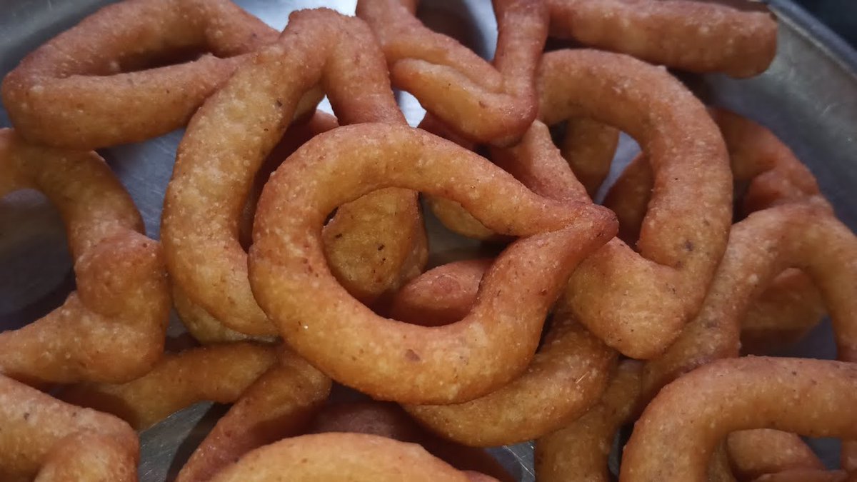 KitchenAarti's tweet photo. https://t.co/Wsseobu23A
#शेवलाडू / कडबोळे
#पारंपरिक #कानडी पद्धतीचे 🥰🥰
घरात लहान मुलांना नक्की आवडेल असा खमंग कुरकुरीत पदार्थ 😘😘
एकदा करून बघाचं....
चित्रफीत आवडल्यास वाहिनीचे सभासद नक्की व्हा..
#म #मराठी #स्वयंपाकघर @bemarathi08 
#मराठवाडा @MarathiRT https://t.co/vQD0VIkMm7