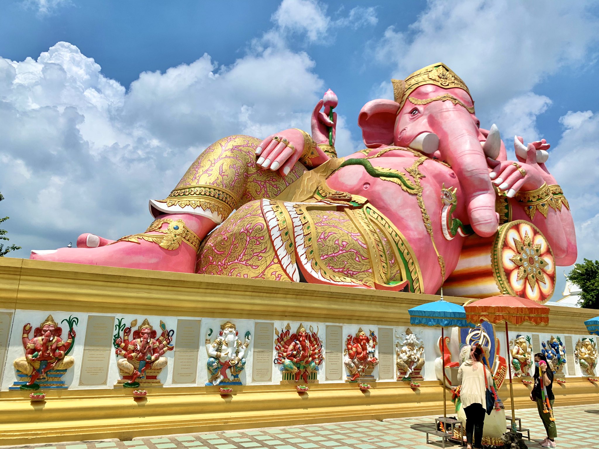 たーれっく チャチュンサオ寺巡りの続き チャチュンサオといえばピンクのガネーシャのワット サマーンですね この寺に来るのも5回目ですが 次々と新しい像が増えているのでチェックしておかないといけません しかし 愛嬌があっていい造形ですよ