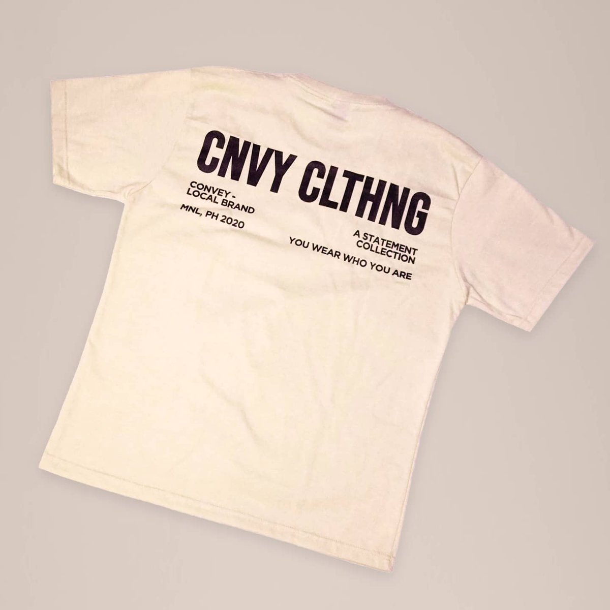 Convey_Clthng's tweet photo. You wear who you are.

Get yours now for 450 pesos only! 

Design Names: 
1. Bold in Cream 
2. Bold in Black

(Back design only)

#clothingbrand #clothing #outfits #boxyfit https://t.co/que1RQvL3y