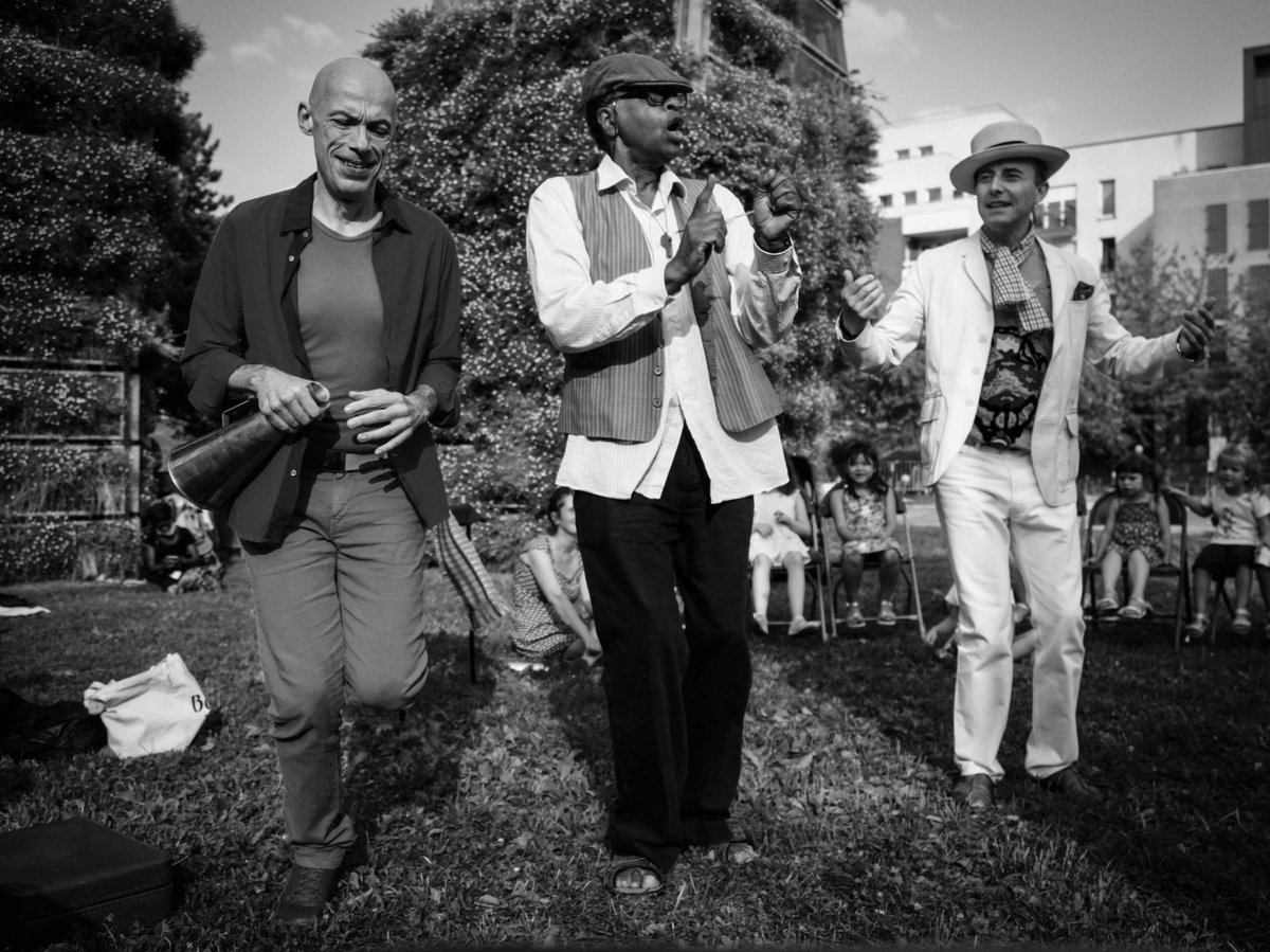 CAFÉ POÉSIE NOMADE 
au Festival Un Été Particulier 

Poétiques avec Cérémonie de Café <a href="/cafesbelleville/">Belleville Brûlerie</a> 

images @sissadavid 

Théâtre d’Ailes Ardentes
avec <a href="/lelieudelautre/">anisgras</a> 
#theatre #Performance #poesie #poetry #art #coffee #unétéparticulier