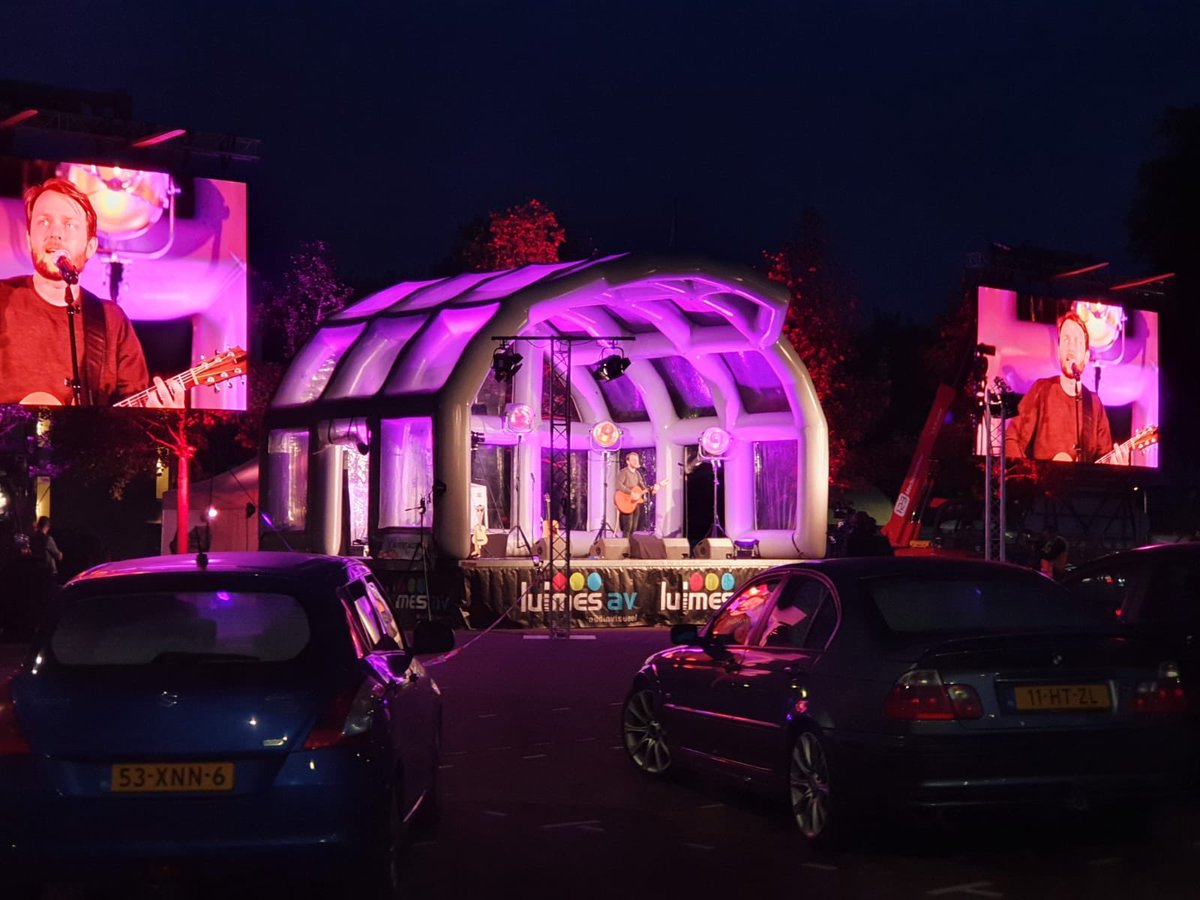theatervoorhuys's tweet photo. Reacties op de allereerste Theater Drive-In waren fijn: ‘Super’, ‘Ontroerend goed’, ‘Fantastisch dat jullie dit doen’. En we hebben maar 1 auto met een lege accu hoeven aanduwen...
Nieuwsgierig? Vanmiddag kun je nog met je familie naar @DirkScheele! #polderexperience https://t.co/3g34h9myKT