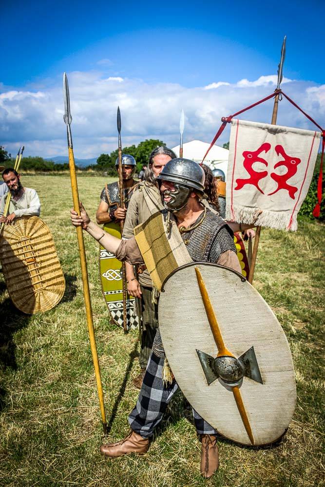 Bref, dans bien des cas, la lance est une arme principale, importante. Pour exemple, elle est tellement importante chez les gaulois chez le peuple des lémovices, donnant leur nom à Limoges et aux limousins, lémovices peut se traduire par “qui vainquent avec l’orme”.[24/25]