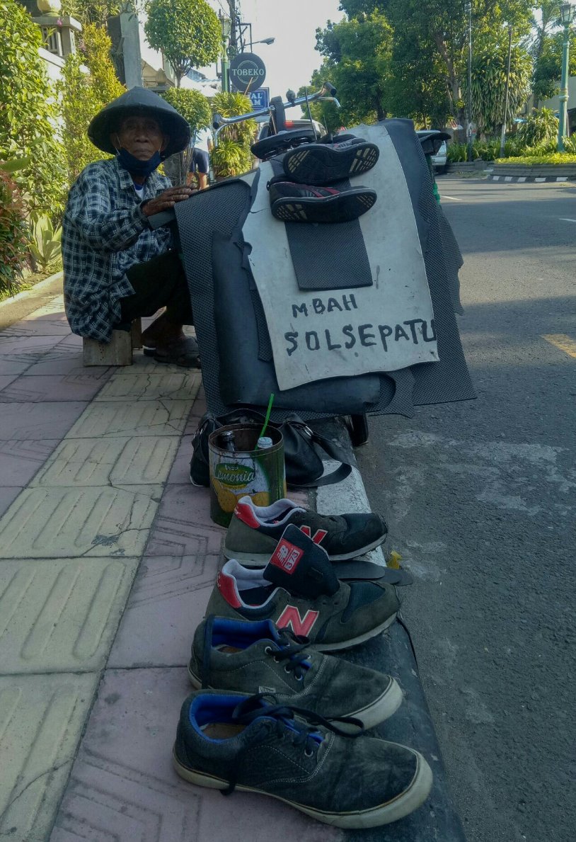astronautboys_'s tweet photo. Twitter please do your magic🙏🙏

ga sengaja ketemu mbah bandio biasa keliling jogja menawarkan jasa perbaikan sandal/sepatu beliau cerita klo usahanya sepi apa lg pandemi gini &amp; jaman skrg udh beda kl rusak pd milih beli baru drpd diperbaiki.
-tutur beliau mnggunakan bhs.jawa https://t.co/qXYffnOEpL