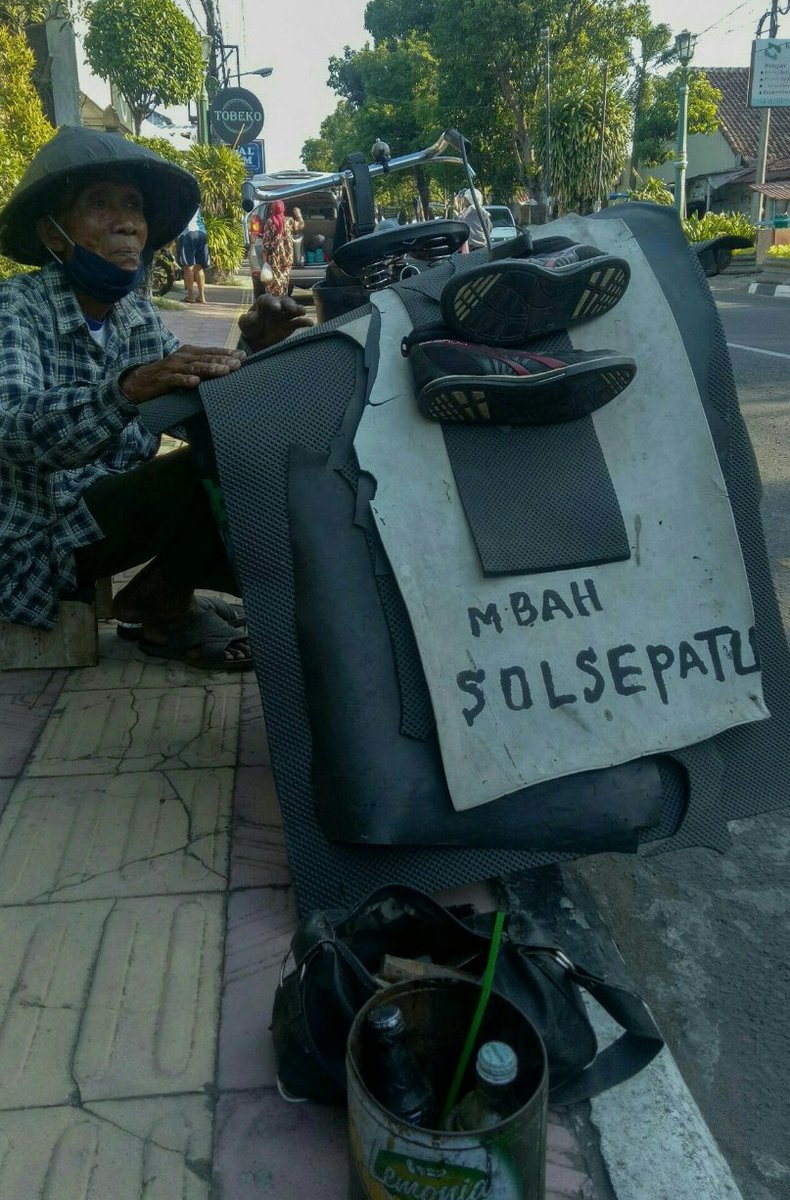 Twitter please do your magic🙏🙏

ga sengaja ketemu mbah bandio biasa keliling jogja menawarkan jasa perbaikan sandal/sepatu beliau cerita klo usahanya sepi apa lg pandemi gini &amp; jaman skrg udh beda kl rusak pd milih beli baru drpd diperbaiki.
-tutur beliau mnggunakan bhs.jawa