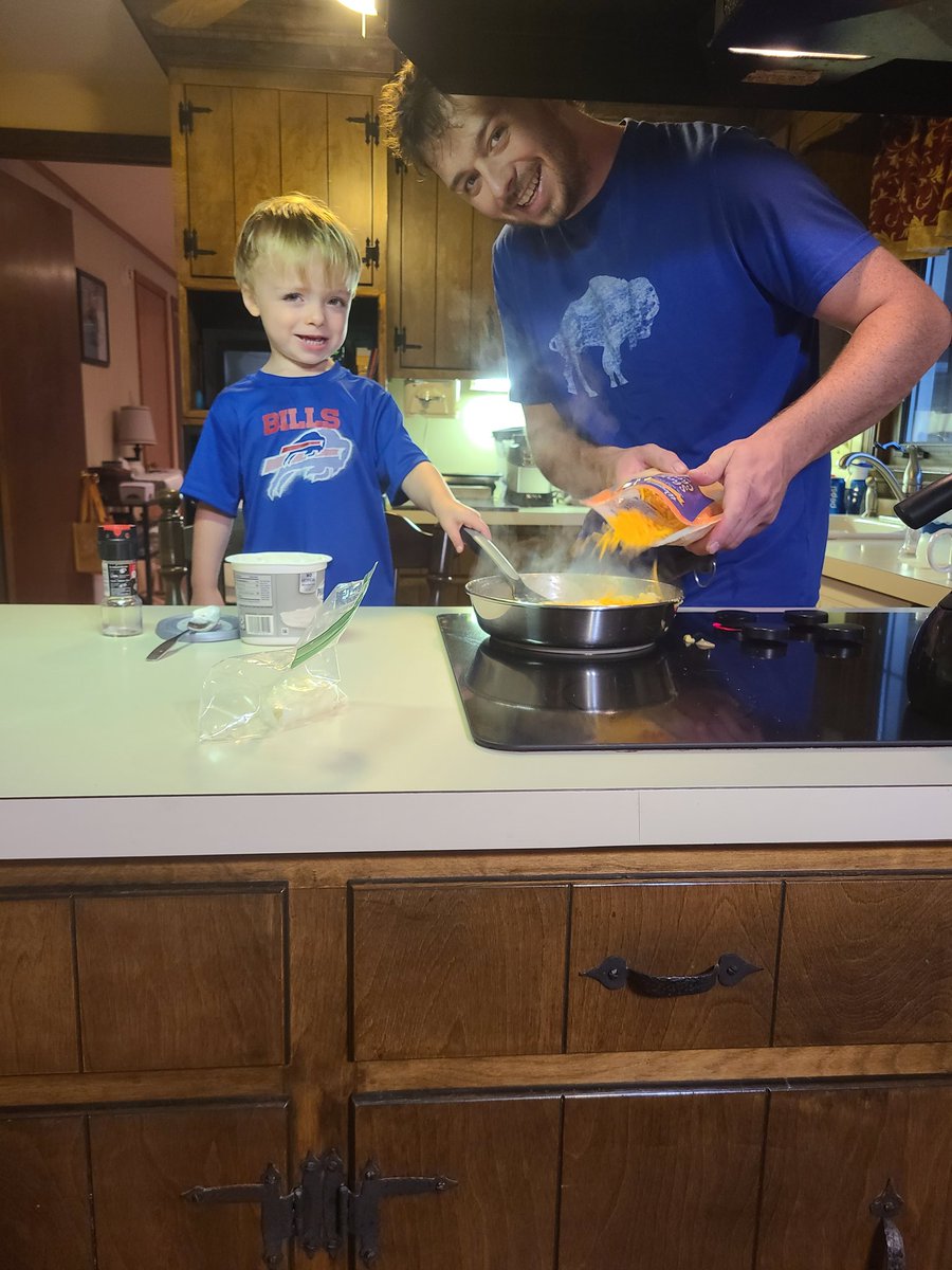 ChelseaMNichols's tweet photo. Getting ready for the big game at Grammie's! #buffalobillshomeopener @BuffaloBills https://t.co/BCq9l9mh60