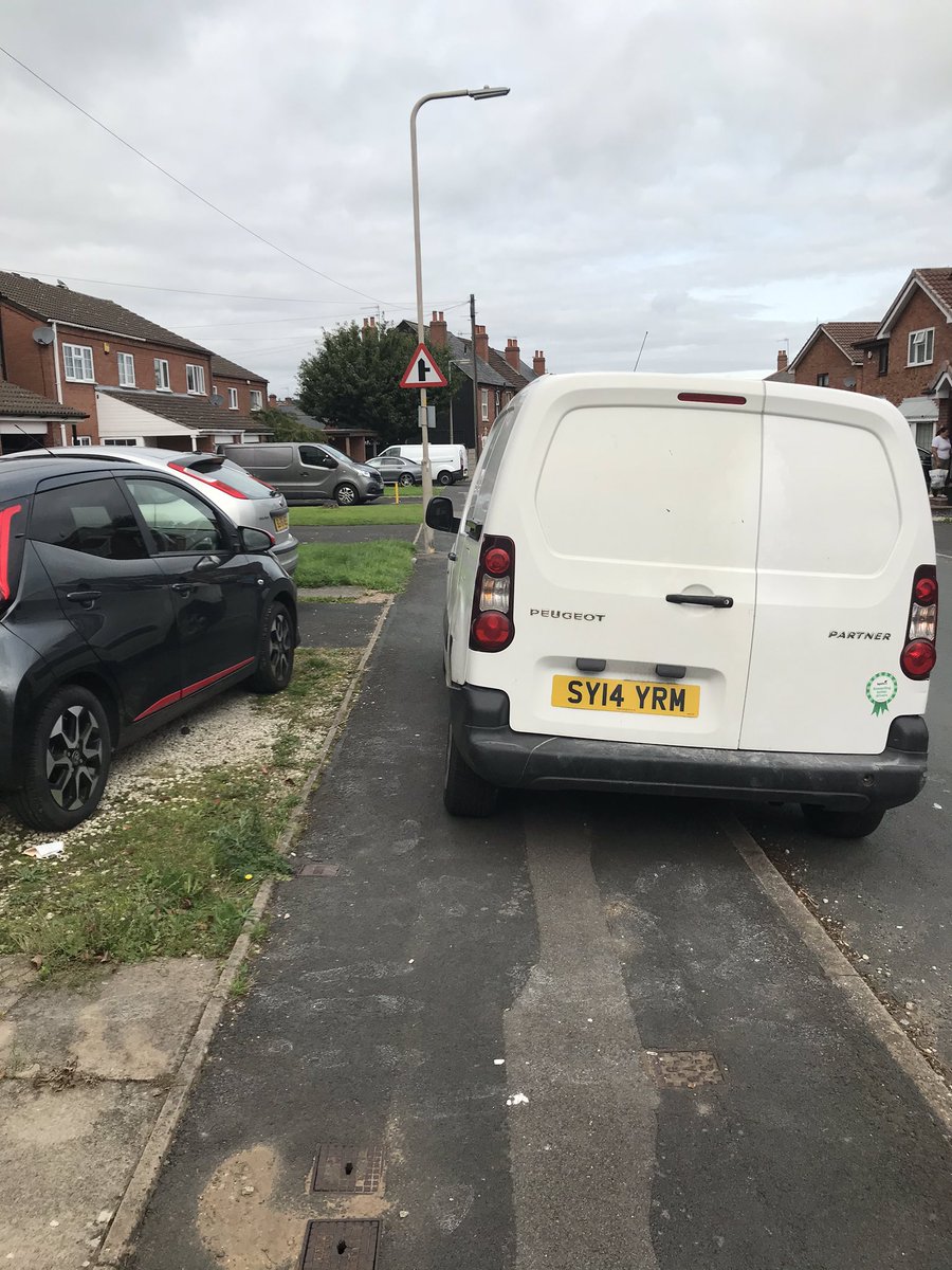 selfishparkers's tweet photo. Best street #cradleyheath #selfishparking #pavementparking #illegalparking #wheelchairaccess #disabledaccess #buggyaccess #pedestrianaccess #ableism #selfish #cradleyheath #pavementblocker #pavementsforpeople #yplac @YPLAC https://t.co/QgXjGLiMNb