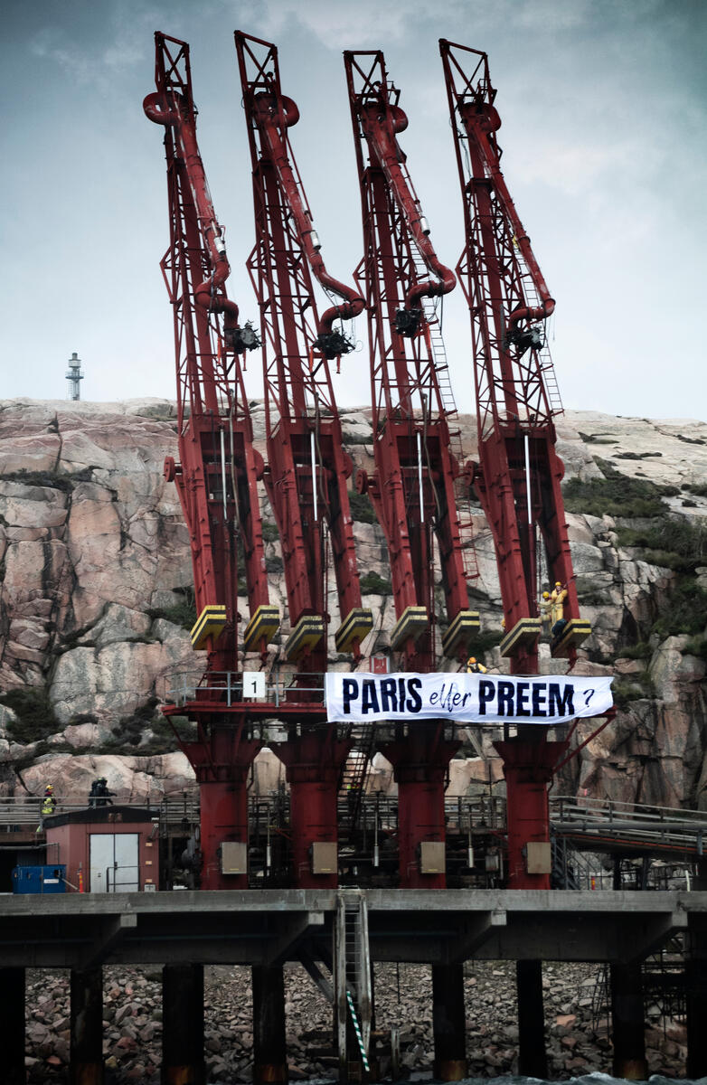 rolflindahl's tweet photo. Bilder från i morse när aktivister klättrar upp i kranar i oljehamnen för att #StoppaPreemraff. #ParisOrPreem
https://t.co/KNRNYHGBkw https://t.co/k3AXucf4tI