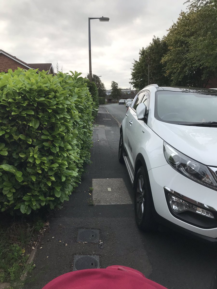 selfishparkers's tweet photo. #selfishparking #pavementparking #illegalparking #wheelchairaccess #disabledaccess #buggyaccess #pedestrianaccess #ableism #selfish #cradleyheath #pavementblocker #pavementsforpeople #yplac #cradleyheath #oldhill @YPLAC https://t.co/TLqUvKFIGF