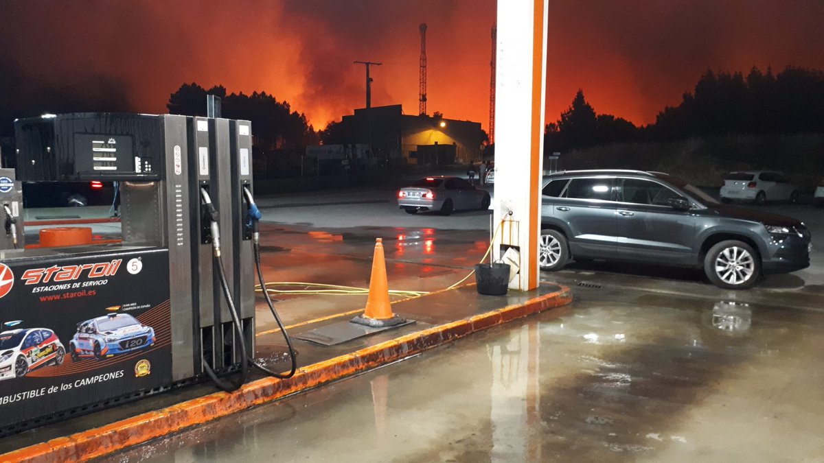 EESS_Staroil's tweet photo. Esta noche una de nuestras estaciones se servicio ⛽️⛽️ tuvo que estar cerrada, al estar en peligro nuestra actividad por un incendio forestal.

Agradecer el trabajo de los medios de extinción 👩‍🚒 🧑‍🚒 y a las FCSE 👮 👮‍♂️ por su actuación, que ha evitado que esto fuera a más. https://t.co/cPOhRU0k2v