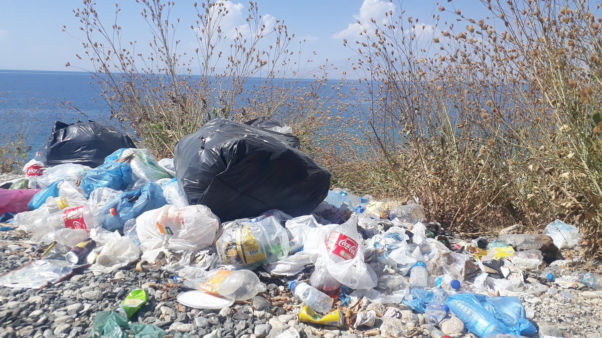 Tuşba mollakasım mahlesinde sahil boyuca piknikcilerin doğaya verdiği zarar.   Tuşba belediyesi sahil boyunca insan yoğunluğunun olduğu sahillerde hafta sonları belediye olarak bir temizlik çalışması başlatmalı