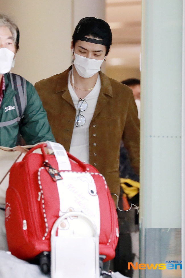 엑소 세훈 ‘문 열리자마자 아우라 뿜뿜’[포토엔HD] (출처 : 뉴스엔 | 네이버 TV연예) naver.me/F4i49xug #SEHUN #세훈 #吴世勋 <a href="/weareoneEXO/">EXO</a>
