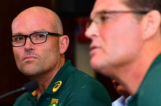 THREAD on the  @Springboks  #RugbyChampionship dilemma Should the Boks head Down Under in November? If they can – ie if travel is possible – they will, so Nienaber and Erasmus may have to pull off their biggest juggling act yet in managing a large & inexperienced squad (1/10)
