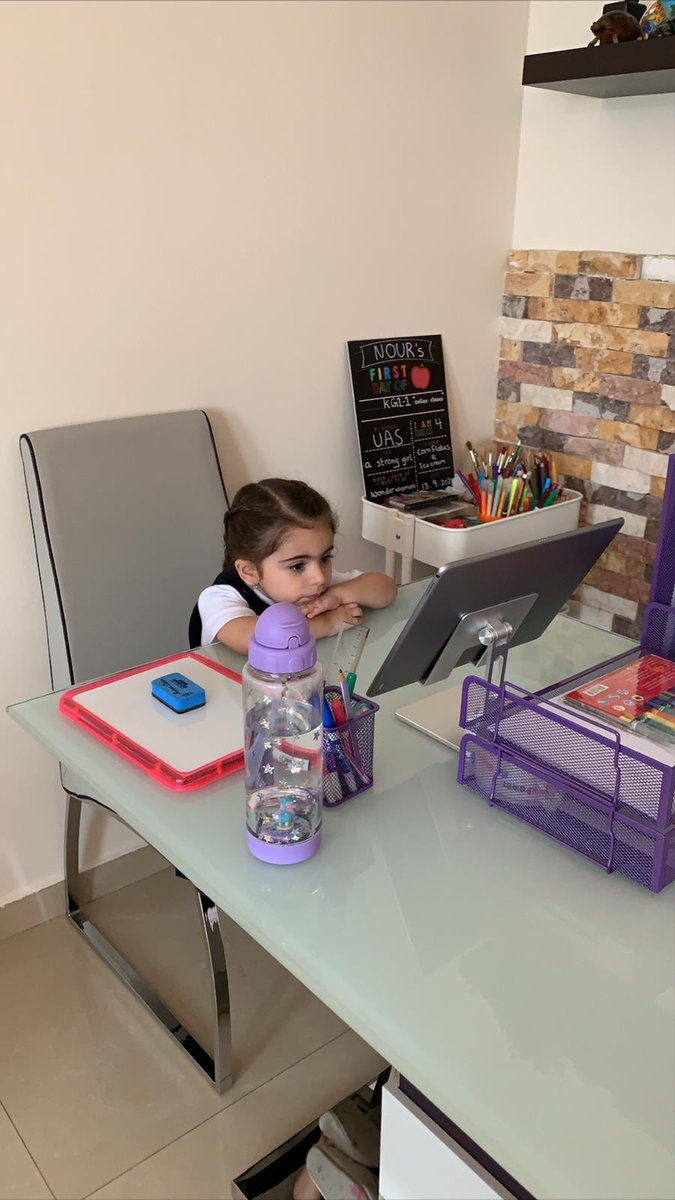 حفيدتي نور في اليوم الأول للتعليم عن بعد ، مجهزة شغلها وناطره ، نشيطة اول وحدة شابكة 😄
