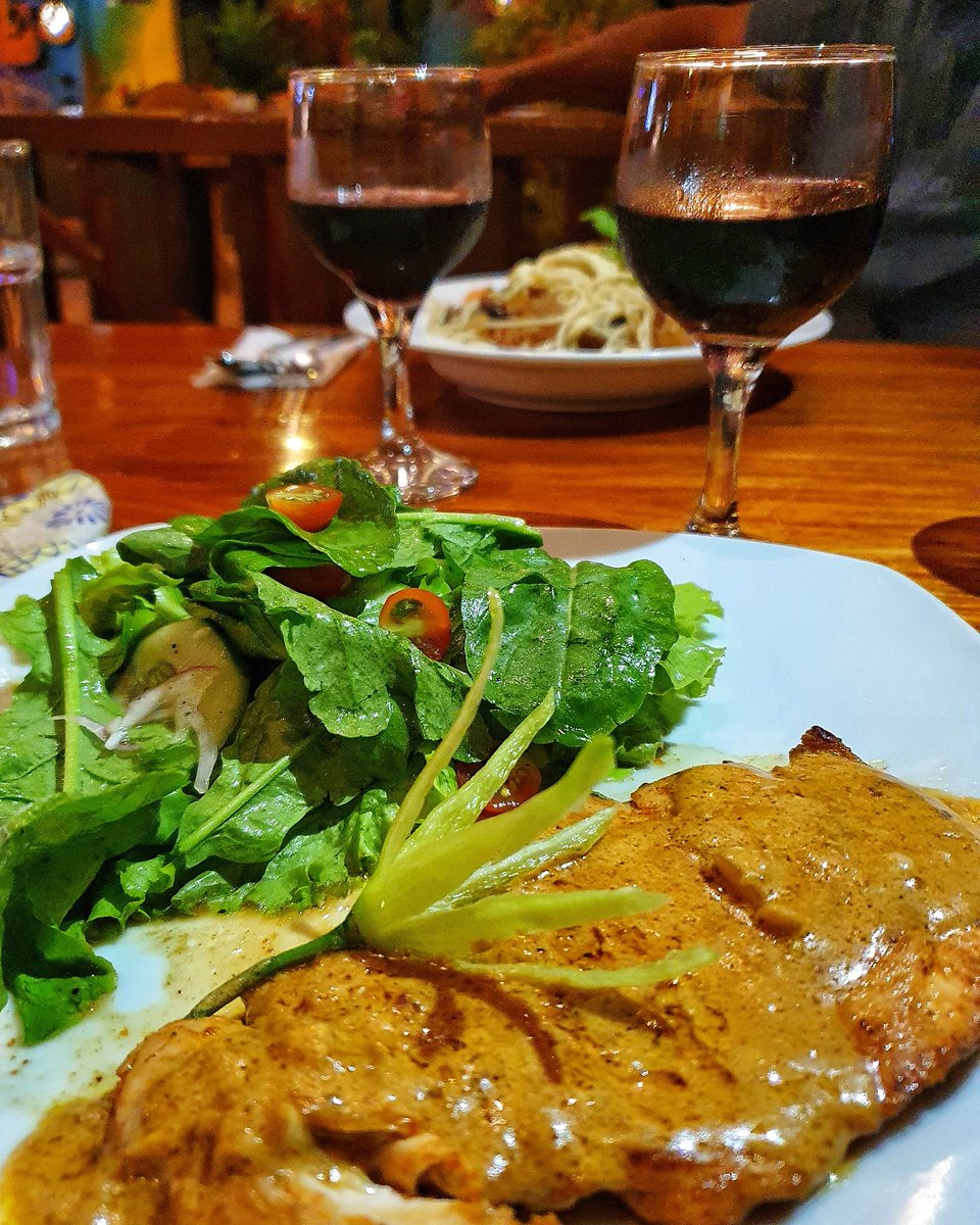 ElNidoArtcafe's tweet photo. Do you prefer your dinner like these. Without Carbs, but lots of protein and antioxidants. A beautiful crunchy Salad with Arugula, Lettuce,π₯¬ Tomatoes,π
Cucumbers and a Chicken Breast Tandoori.
Yum talaga! π Of course with a glass of red wine.
π·
#wine #dinner
#Dinnermode https://t.co/czeNDq9sC5