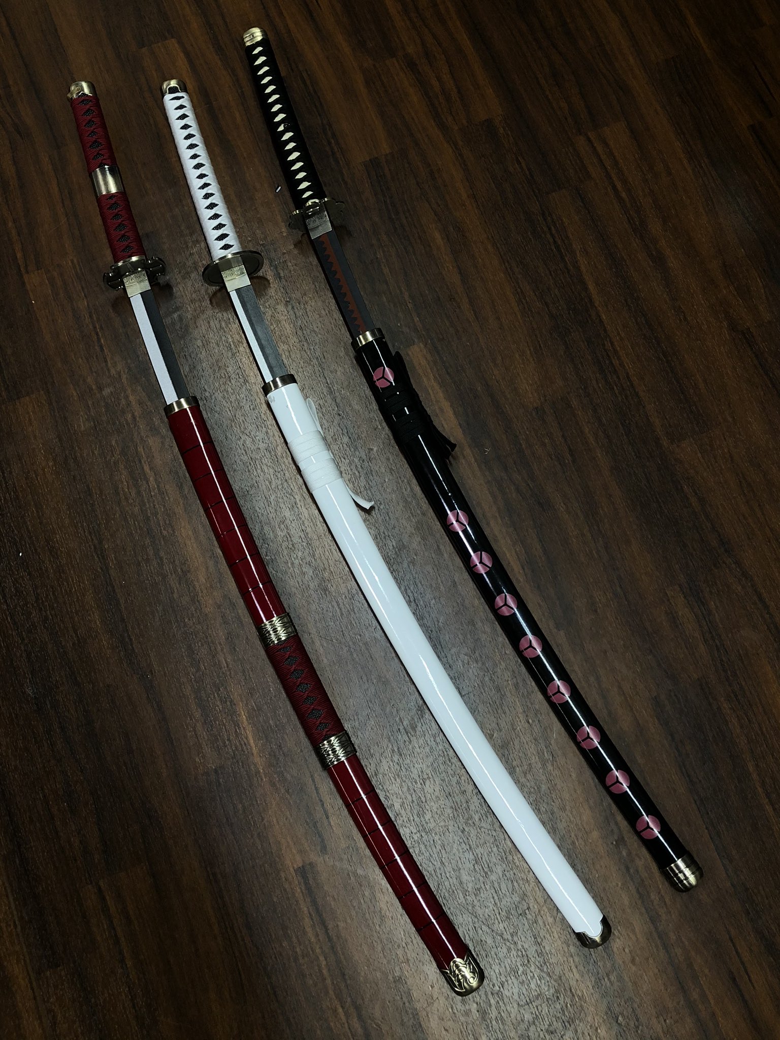 K Books コスプレ館 入荷情報 Onepiece ロロノア ゾロ 刀セットが入荷しました 三代鬼徹 和道一文字 秋水 と刀ホルダーのセットで販売中です 木製で軽いので ポージングも楽ですよ