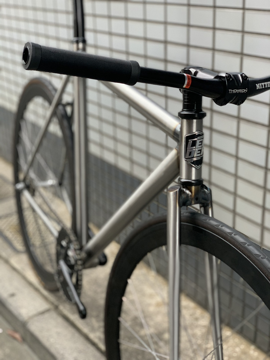 BROTURES_K's tweet photo. 本日は入荷したばかりのLEADER最新作”ANGELINO”をカスタムビルド。僕らも待ちに待った念願のLEADERクロモリフレームですが期待を裏切らない出来栄え。ファーストロットは完売寸前ですのでお早めにお求めください〜!!
https://t.co/APyyS3ajdg https://t.co/ONxPwe0yt7