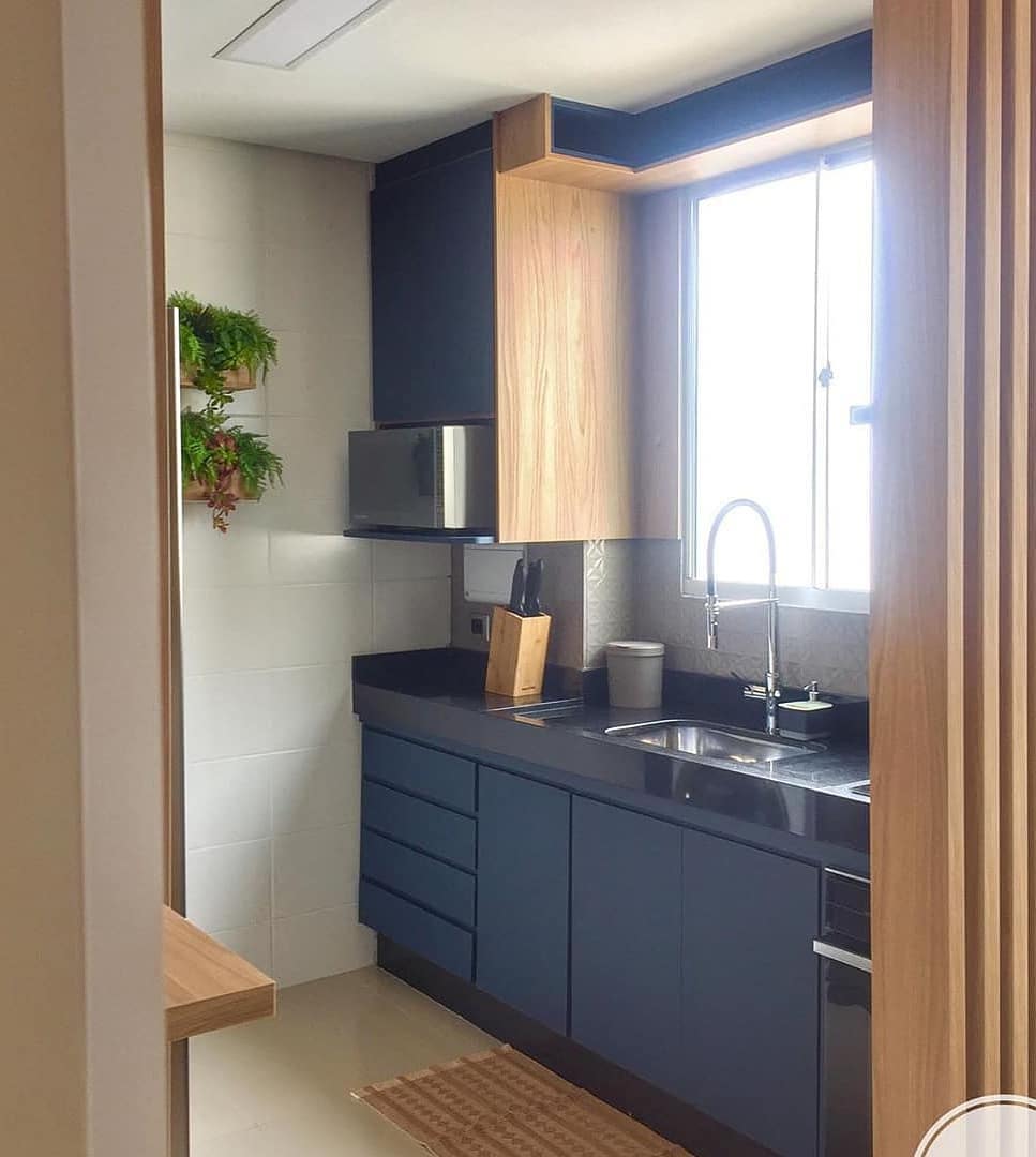 عند النظر ولأول مرة لهذا المجال نستطيع تلخيصه في كلمتين النقاء والذي يرمز اليه الخشب و الرقي الذي يرمز اليه اللون الأسود الداكن .

#فنون_ديكوريه 
#مانفهم_عن_بعد