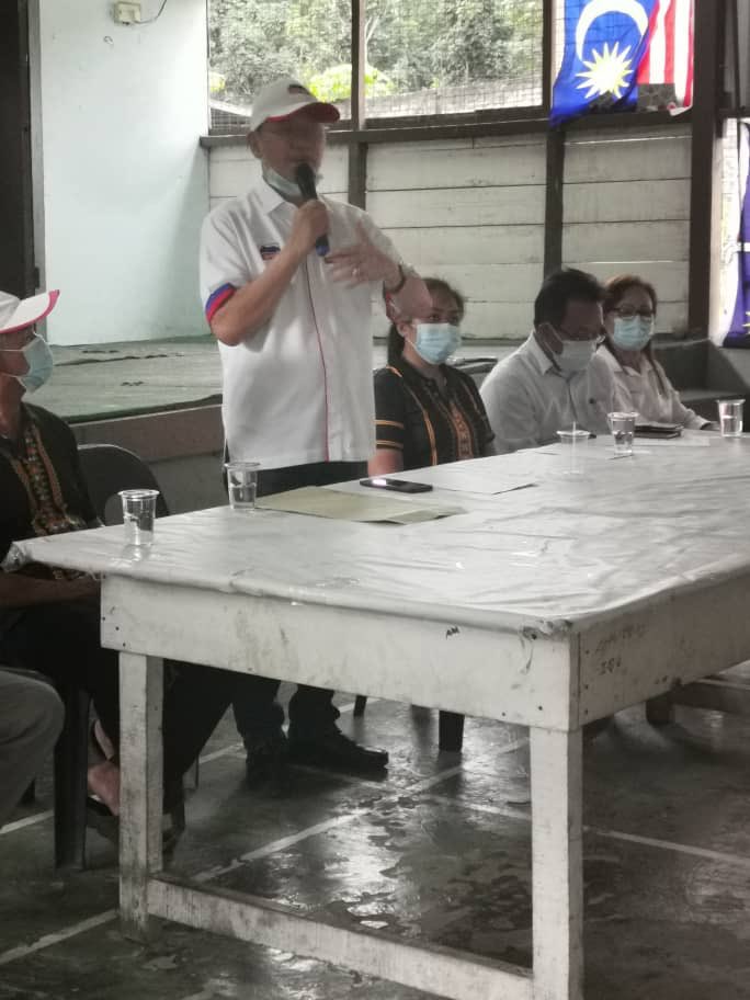 madiustangau's tweet photo. Tahniah kpd penduduk Kg. Rangalau Lama kerana dipilih oleh UPSI untuk mengadakan Kursus Membuat Sigar. Saya berkesempatan beramah mesra dgn penduduk Kg. Rangalau. #disinibersamaMu #pembuatan #industri #komuniti #progresif #terusprogresif ⁦@UPKOMalaysia⁩ https://t.co/giDsBCNbRC