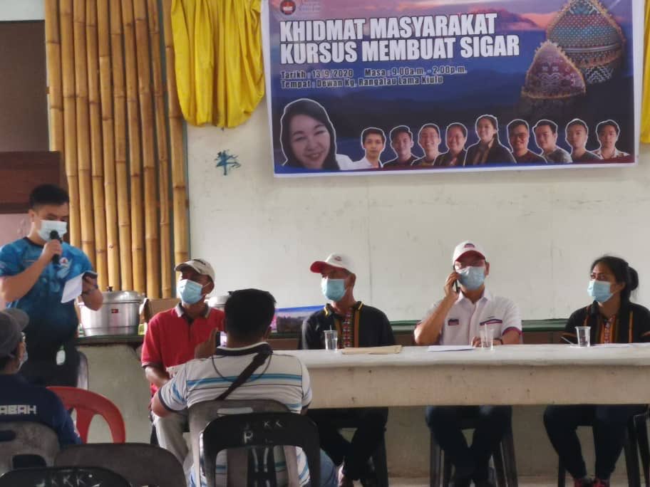 madiustangau's tweet photo. Tahniah kpd penduduk Kg. Rangalau Lama kerana dipilih oleh UPSI untuk mengadakan Kursus Membuat Sigar. Saya berkesempatan beramah mesra dgn penduduk Kg. Rangalau. #disinibersamaMu #pembuatan #industri #komuniti #progresif #terusprogresif ⁦@UPKOMalaysia⁩ https://t.co/giDsBCNbRC
