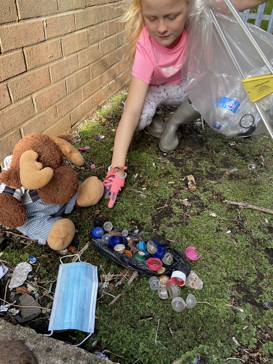 Bedlington Stan. Dr. surgery Gabbles .broken glass everywhere up the side too we cleared some safely my mammy did!@KeepBritainTidy #GBSeptemberClean #Litterheros @N_landCouncil @NorthWildlife @Barbara99659023 @maureenfarrin10 @raynathetrainer @PieceOur @Siobhan14993855 @anncroabh