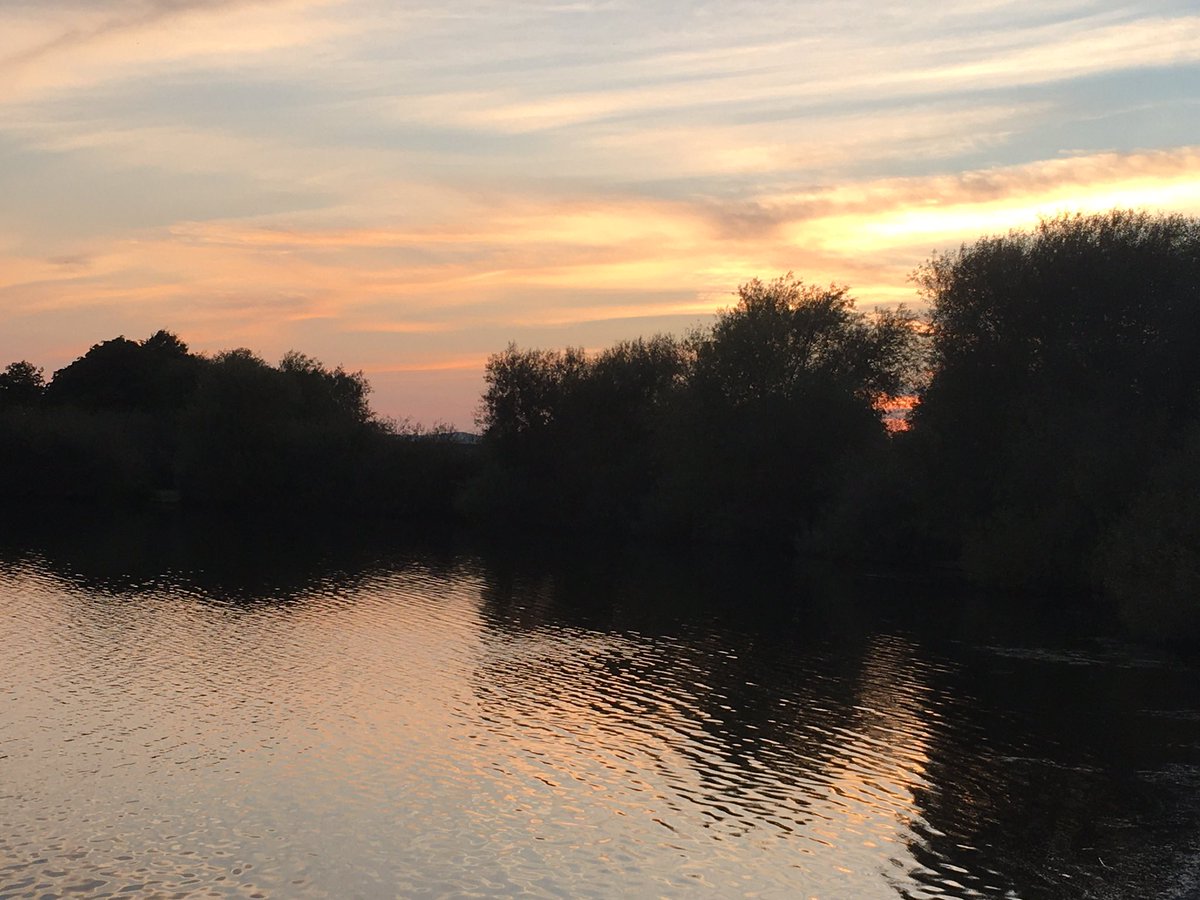 MindfulRflctins's tweet photo. Early evening walk at my favourite spot in Tamworth, Borrowpit Lake, taken last night. #landscapephotography #landscapepic #Autumn https://t.co/Aq8xVQCQ3q