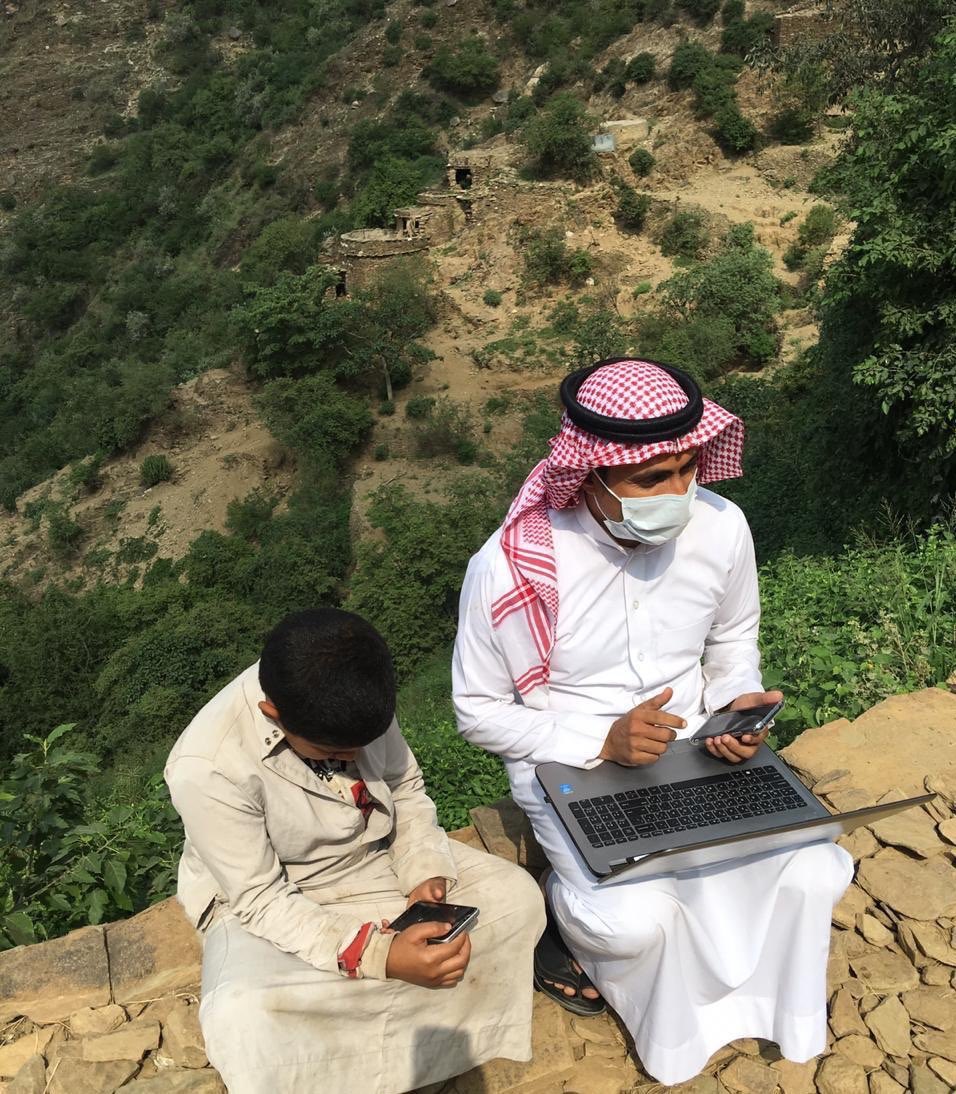 Zednii's tweet photo. المعلم السعو��ي #محمد_دغريري  يقوم بزيارة طلابه في منازلهم بأعالي جبال منطقة جازان لمساعدتهم على دخول منصة مدرستي للتعليم عن بعد💻😁
#التعليم_في_السعودية #التعليم_عن_بعد https://t.co/zawsQAyEy1