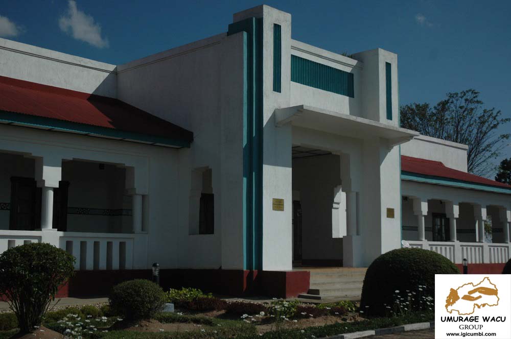 umuragewacu's tweet photo. #September,Special cover #ThisIsEAC,The King’s Palace Museum in Nyanza City, southern province of #Rwanda, the modern house of King #MutaraRudahigwa, to visit the permanent exhibitions &amp; different rooms.#VisitEAC #Visitheritage #SustainableTourism @Theeacideserve @eacmediacentre https://t.co/hzxUwdBXsq