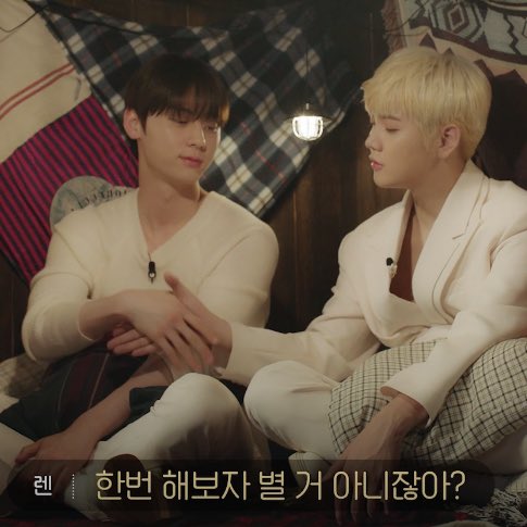 Dear_my_august's tweet photo. 🐰.(뉴이스트 대상) 한번 해보자 별 거 아니잖아
🦊 별 거 아니지.....좀 별 거긴 한데...
🐰별 거야...어려워...

악 진짜 심장아파 귀여워서 

#뉴이스트 #NUEST
#레니혀니
#REN #렌
#MINHYUN #민현 https://t.co/uEVR05UAzi