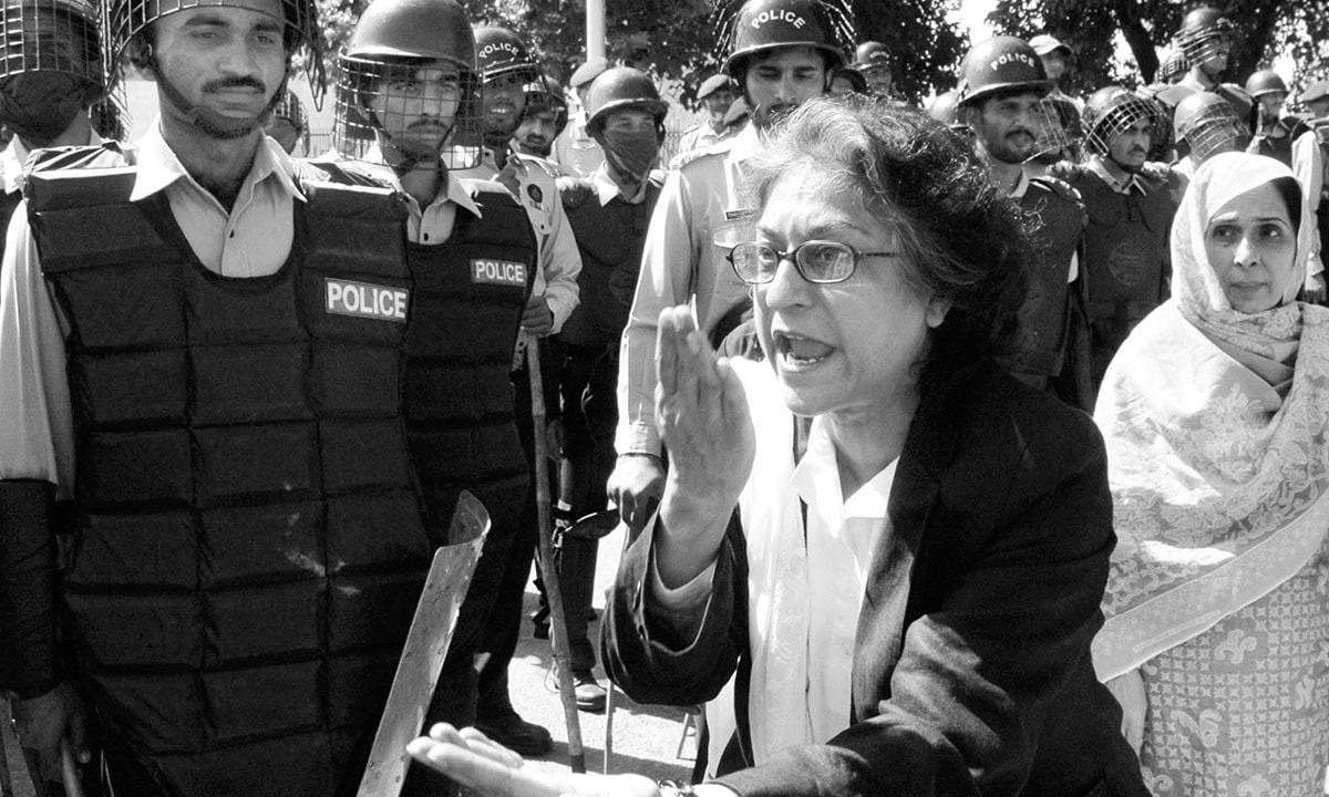 12. Each gender has the right to make their own decisions, have basic rights & a safe environment.Justice  @NasiraIqbal3 (former Justice of the LHC) & Asma Jehangir, co-founder of the  @HRCP87 among other titles, lived a life fighting for justice and equality.