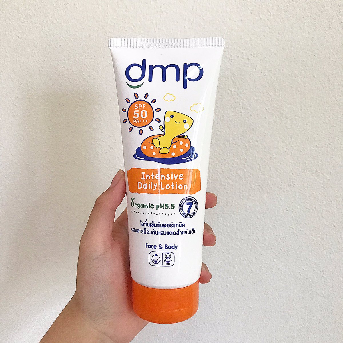 datar_review's tweet photo. เป็นกันแดดที่หอมแป้งเด็กมากกกกกก ใช้แล้วตัวหอมจนคนอื่นทัก กลิ่นเดียวกับdmpขวดชมพูเลย เนื้อเกลี่ยง่ายมาก ซึมไว ไม่เหนอะเลย เบาสบายผิวสุด ใช้ได้ทั้งหน้าทั้งตัว 199 บาท ลองเถอะ ปังไม่ไหวพอสอ! #ใช้ดีบอกต่อ #ไว้รีวิวห้ามขายของโว้ยย https://t.co/fsEzEdewTT