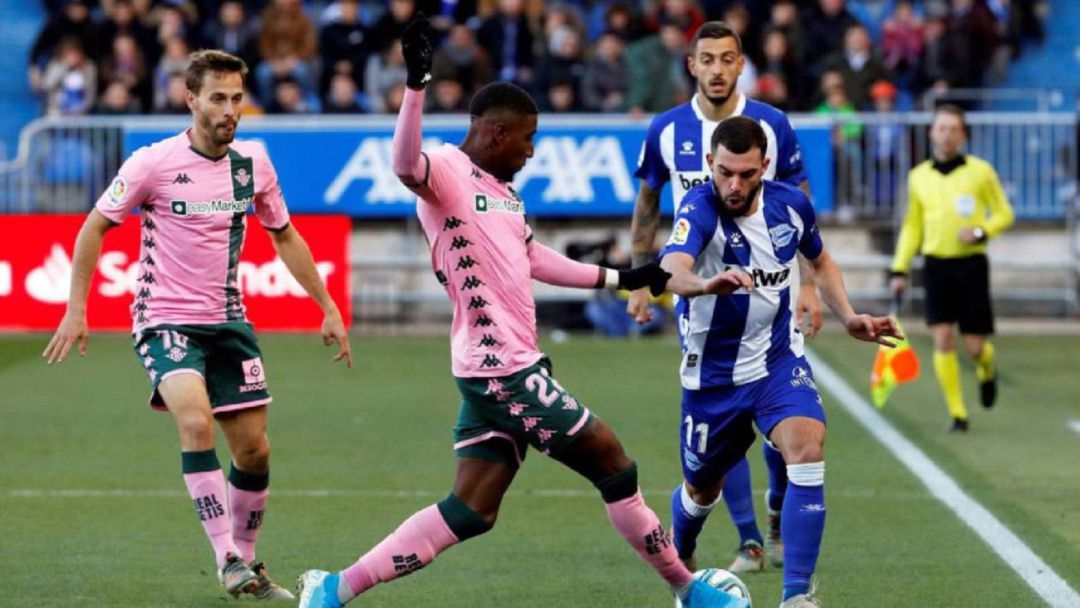 pbcomplutense's tweet photo. Vuelven los nervios del domingo, vuelven las ganas. Ayer volvió La Liga, pero hoy vuelve el @RealBetis. 1ª jornada en Vitoria a por la primera victoria de, esperemos, muchas esta temporada. Deportivo Alavés - Real Betis Balompié. #AlavesRealBetis #PBComplutense #DiaDeBetis https://t.co/H6txd0dWLe