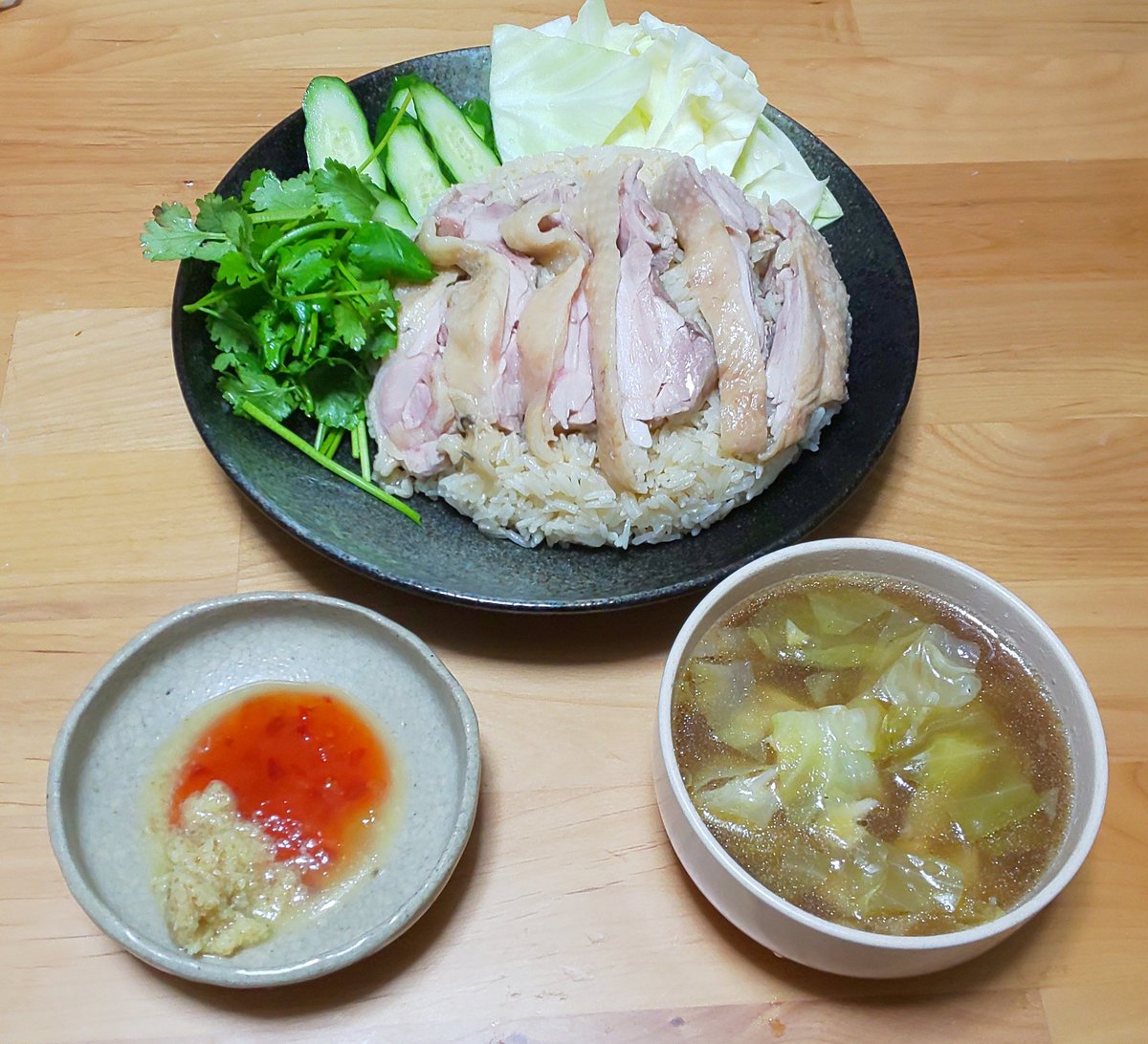 本名です 夕食はカオマンガイあるいは海南チキンライス 鶏ももを良い火加減で茹でた汁でジャスミンライスを炊いて切った鶏肉をのせ 野菜類を添えるだけ 茹で汁の残りは付け合わせのスープに 本名です 夕食はカオマンガイあるいは海南チキンライス 鶏ももを良い火加減で茹でた汁でジャスミンライスを炊いて切った鶏肉をのせ 野菜類を添えるだけ 茹で汁の残りは付け合わせのスープに