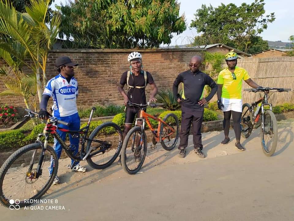 SpiweZulu's tweet photo. Follow this challenging journey to end. #Stuartthecyclist 
Follow information provided to donate to this life changing project #2wheels2schoolproject
#cycling #nosaddle #challenge #malawi #trekking #mountains #forgoodcause #blantyre #Mulanje @bnltimes @MBCNewsLive @zodiakonline https://t.co/aCuMTAi85l