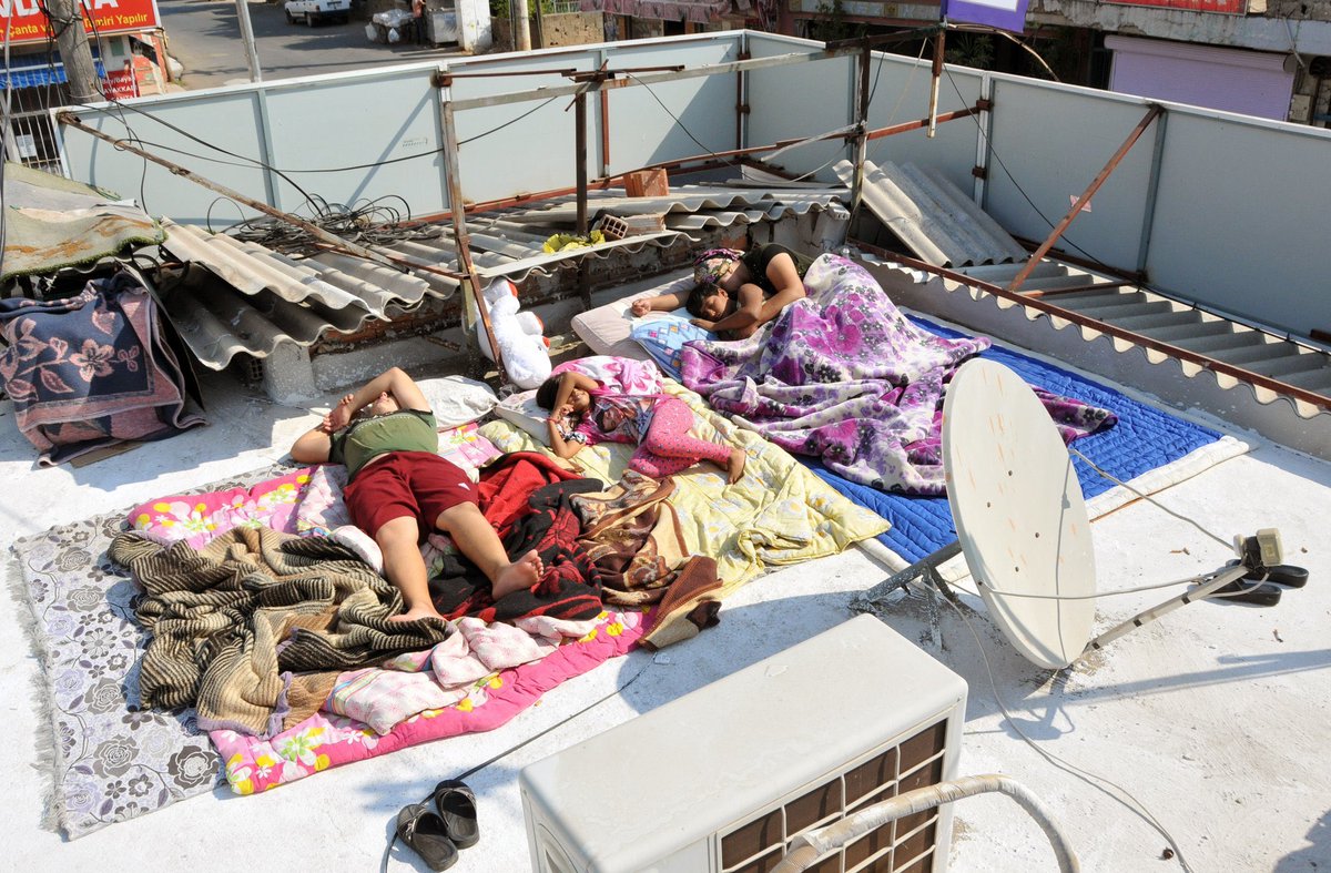 Evden çıkarılan kadın ve 3 çocuğu gece damda, gündüz parkta yaşıyor