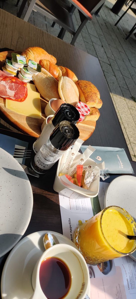 gerryvancampen's tweet photo. Een zondagbrunch bij #dopio op #plein44. Daar waar ze de croissants voor je snijden. Een dikke 9 van mij. https://t.co/K3kN9jX0xC