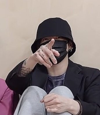 Yolithearmy's tweet photo. Os imagináis a Jungkook haciendo un directo hablando de sus tatuajes y enseñándolos?? Es que sería maravilloso https://t.co/zkeoJtkFqC