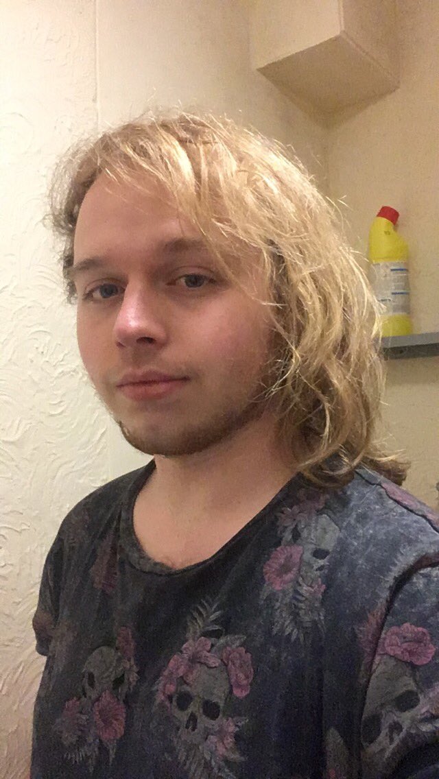TrashGraphic's tweet photo. As always I suppose I should follow the trend #MainVsMe I’ve always looked like shit so if you’re gonna tell me that, I already know :) https://t.co/G2jUw4RVJF