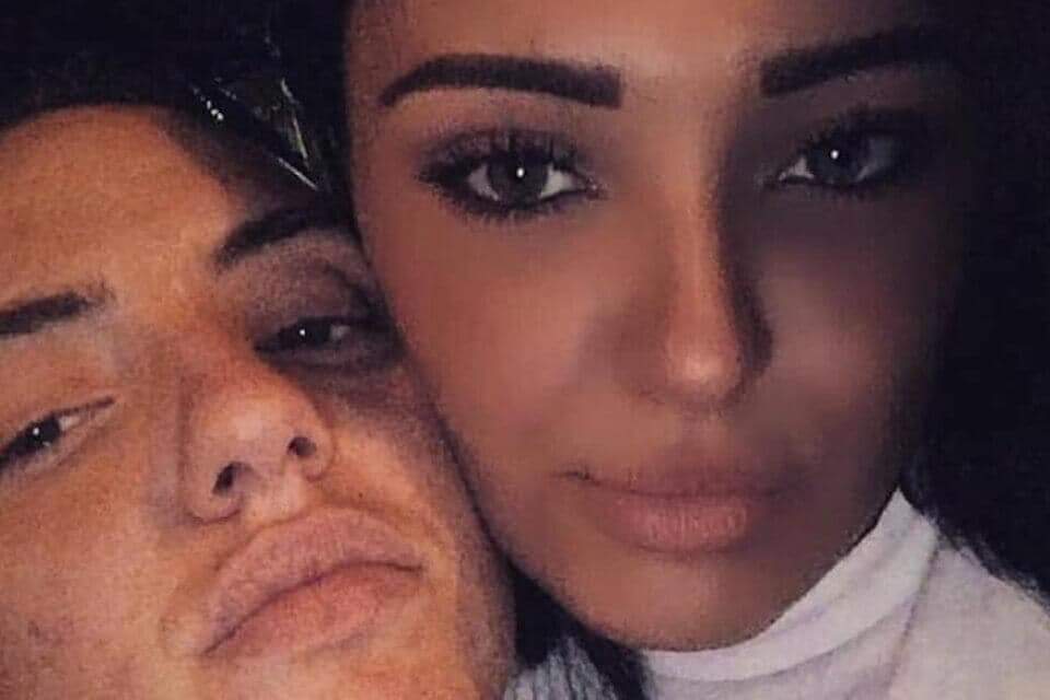 Iperbole_'s tweet image. Maria Paola voleva solo vivere l'amore col proprio compagno, Ciro.

Ma la sua vita è finita sull'asfalto, nel napoletano, dove suo fratello ha speronato il motorino dove viaggiava col suo ragazzo.

Perché? Perché Ciro è un ragazzo trans, e il fratello non voleva.

Italia, 2020