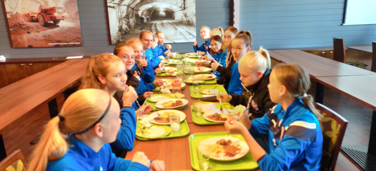 HyPST45's tweet photo. Matkalla Raisioon T18 Ykkösen peliin. Kiitos lihapullista @ABCasemat #Lohja, hyvää oli 👍⚽ https://t.co/Uyr1MWrd7A